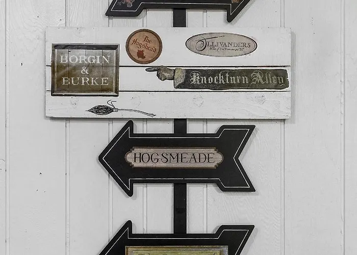 Harry Potters Hideaway- Walking Distance To Golf Course, Food, Coffee, Shops, Ice Cream, Athletic Club And More! East Flagstaff
