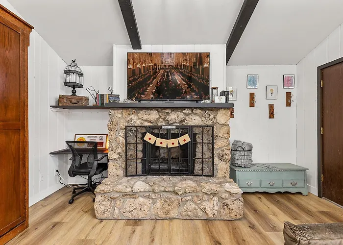Harry Potters Hideaway- Walking Distance To Golf Course, Food, Coffee, Shops, Ice Cream, Athletic Club And More! * East Flagstaff