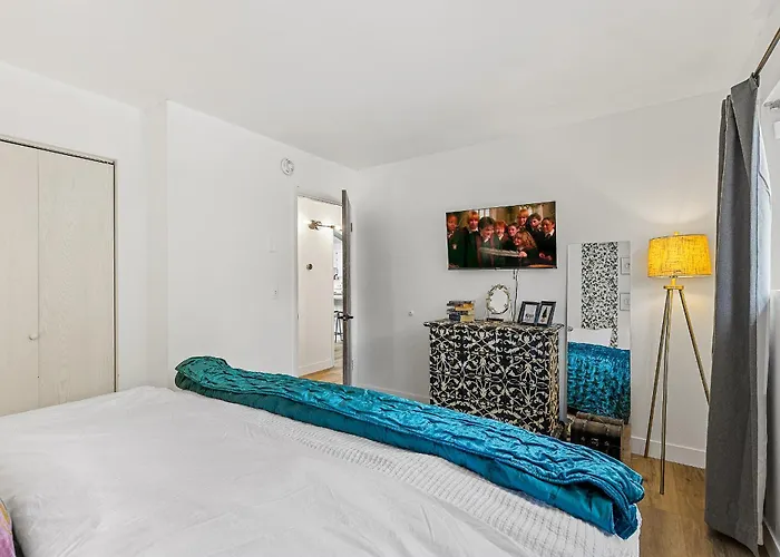 Harry Potters Hideaway- Walking Distance To Golf Course, Food, Coffee, Shops, Ice Cream, Athletic Club And More!
