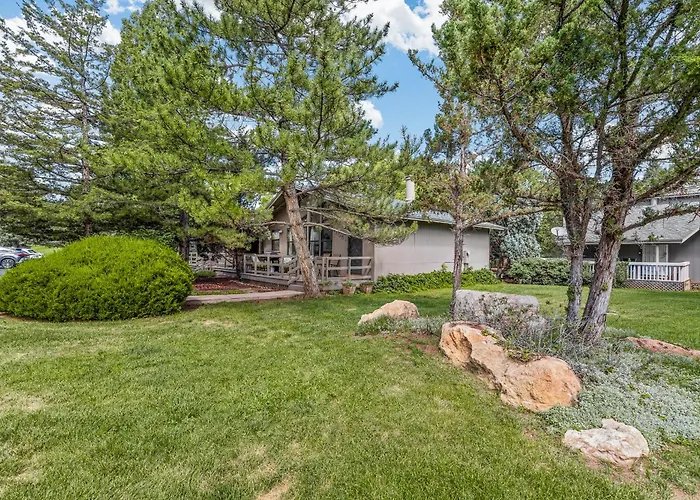 Harry Potters Hideaway- Walking Distance To Golf Course, Food, Coffee, Shops, Ice Cream, Athletic Club And More!