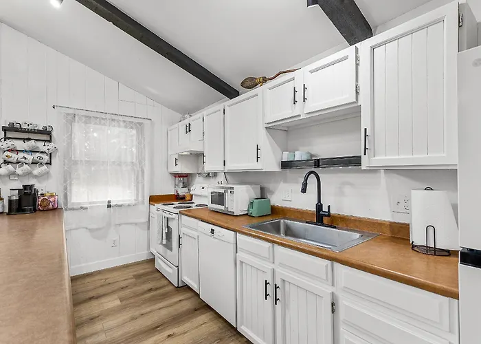Harry Potters Hideaway- Walking Distance To Golf Course, Food, Coffee, Shops, Ice Cream, Athletic Club And More! Holiday home *