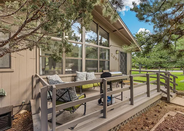 Harry Potters Hideaway- Walking Distance To Golf Course, Food, Coffee, Shops, Ice Cream, Athletic Club And More! * East Flagstaff