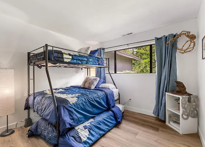 Harry Potters Hideaway- Walking Distance To Golf Course, Food, Coffee, Shops, Ice Cream, Athletic Club And More!